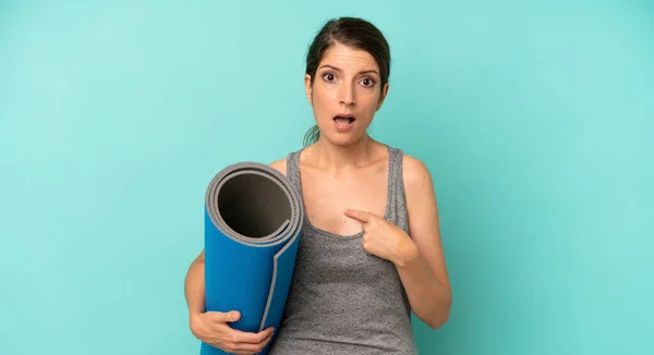 Pretty Caucasian Woman Looking Shocked Surprised Mouth Wide Open Pointing — Stockfoto