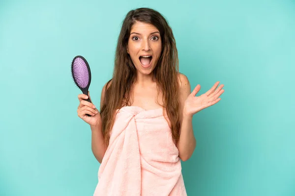 Pretty Caucasian Woman Feeling Happy Astonished Something Unbelievable Hair Comb — Stock Photo, Image