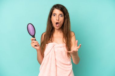 Kafkasyalı bir kadın son derece şaşırmış ve şok olmuş hissediyor. saç tarağı konsepti