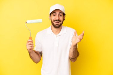 Çılgın sakallı adam mutlu hissediyor, bir çözüm ya da fikir bulduğuna şaşırıyor. resim ev kavramı