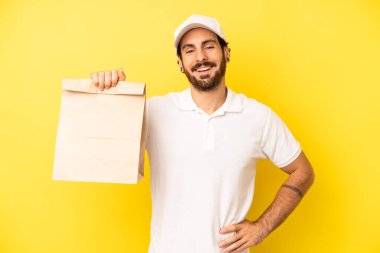 Çılgın sakallı adam mutlu bir şekilde gülümsüyor, eli kalçasında ve kendinden emin. konsept dağıtma