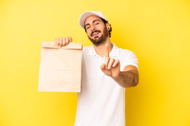 Çılgın sakallı adam gururla gülümsüyor ve kendinden emin bir numara oluyor. konsept dağıtma