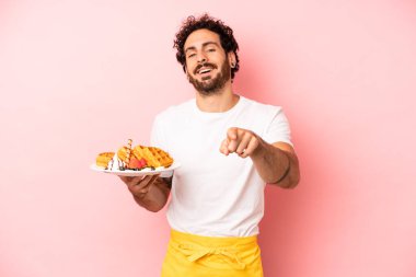 Çılgın sakallı adam seni seçen kamerayı işaret ediyor. Waffle konsepti