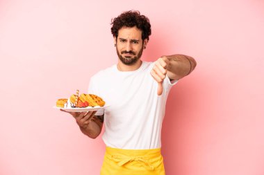 Çılgın sakallı adam kızgın, baş parmağını kaldırıyor. Waffle konsepti