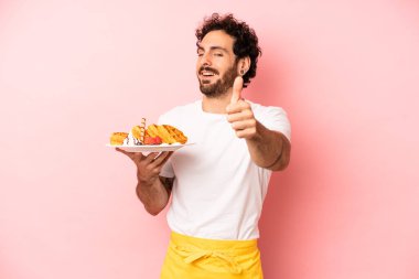Çılgın sakallı adam gururlu, olumlu gülümsüyor. Waffle konsepti