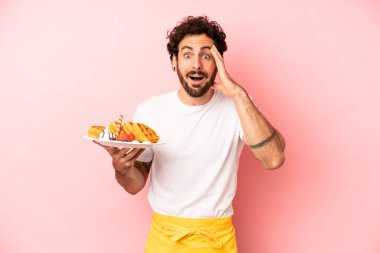 Çılgın sakallı adam mutlu, şaşkın ve şaşırmış görünüyor. Waffle konsepti