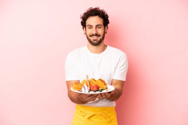 Çılgın sakallı adam arkadaşça gülümsüyor ve bir konsept sunuyor. Waffle konsepti