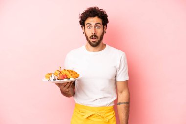 Çılgın sakallı adam çok şaşırmış ya da şok olmuş görünüyor. Waffle konsepti