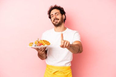 Çılgın sakallı adam gururla gülümsüyor ve kendinden emin bir numara oluyor. Waffle konsepti
