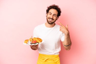 Çılgın sakallı adam kendi gülüşünü göstererek sırıtıyor. Waffle konsepti