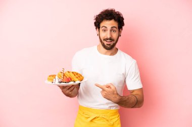 Çılgın sakallı adam heyecanlı ve şaşırmış görünüyor. Waffle konsepti