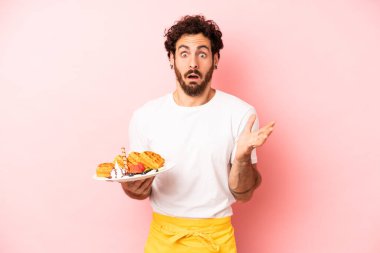 Çılgın sakallı adam inanılmaz bir sürprizle şaşkına dönmüş ve hayrete düşmüştü. Waffle konsepti