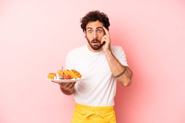 Çılgın sakallı adam şaşırmış görünüyor, yeni bir düşünceyi, fikri ya da konsepti fark ediyor. Waffle konsepti