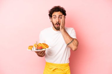 Çılgın sakallı adam şok olmuş ve korkmuş hissediyor. Waffle konsepti
