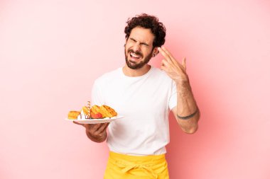 Çılgın sakallı adam mutsuz ve stresli görünüyor, intihar jesti silah işareti yapıyor. Waffle konsepti