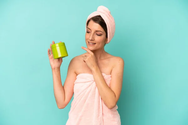 一个漂亮的高加索女人笑着 脸上带着快乐自信的表情 双手放在下巴上 淋浴和凝胶的概念 — 图库照片