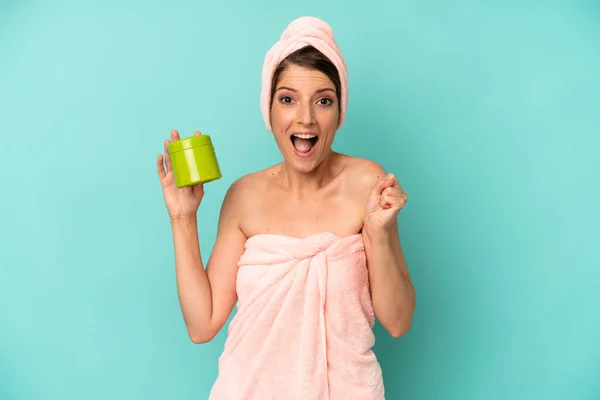 Pretty Caucasian Woman Feeling Shocked Laughing Celebrating Success Shower Gel — Stok fotoğraf