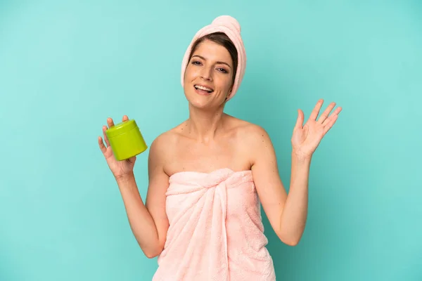 漂亮的高加索女人开心地笑着 挥挥手 欢迎和问候你 淋浴和凝胶的概念 — 图库照片