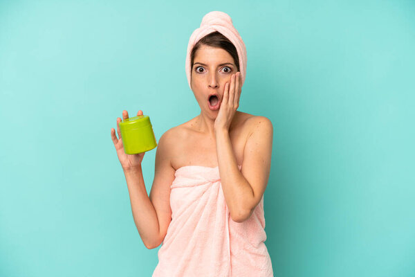 довольно белая женщина чувствует себя шокированной и напуганной. концепция душа и геля