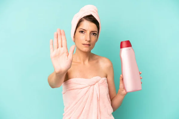 真剣に見えるかなり白人女性オープンヤシの作りを示す停止ジェスチャー シャワーとジェルのコンセプト — ストック写真
