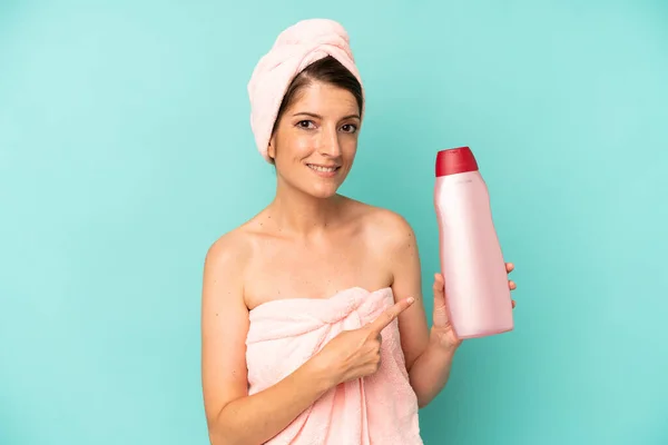 Pretty Caucasian Woman Smiling Cheerfully Feeling Happy Pointing Side Shower — Stock Photo, Image