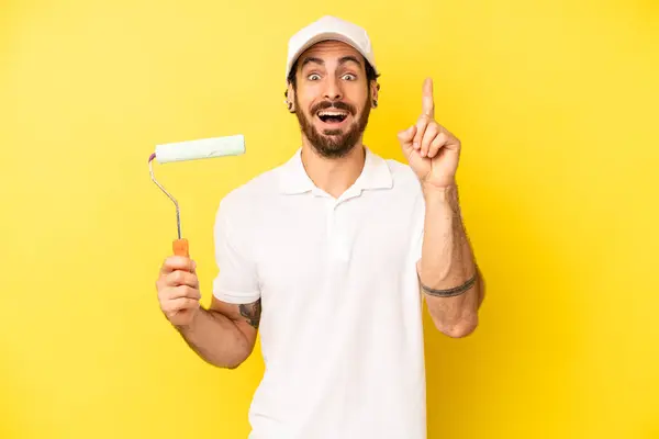 Gekke Man Met Een Baard Die Zich Een Gelukkig Opgewonden — Stockfoto