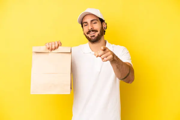 Verrückter Bärtiger Mann Der Auf Die Kamera Zeigt Und Dich — Stockfoto