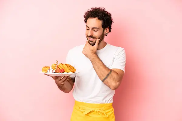 Çılgın Sakallı Adam Mutlu Kendinden Emin Elleri Çenesinde Gülümsüyor Waffle — Stok fotoğraf