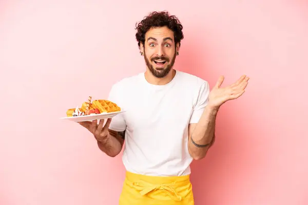 Homem Barbudo Louco Sentindo Feliz Espantado Com Algo Inacreditável Conceito — Fotografia de Stock