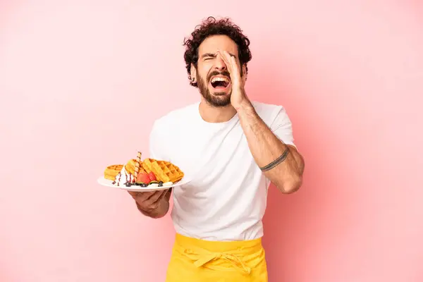 Çılgın Sakallı Adam Mutlu Hissediyor Elleri Ağzının Kenarında Bağırıyor Waffle — Stok fotoğraf
