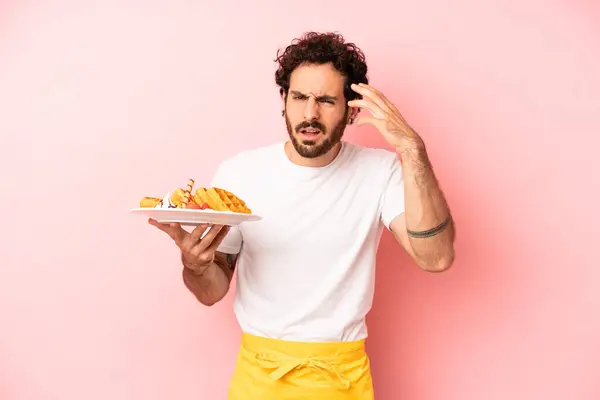 Çılgın Sakallı Adam Şaşkın Şaşkın Hissediyor Deli Olduğunu Gösteriyor Waffle — Stok fotoğraf