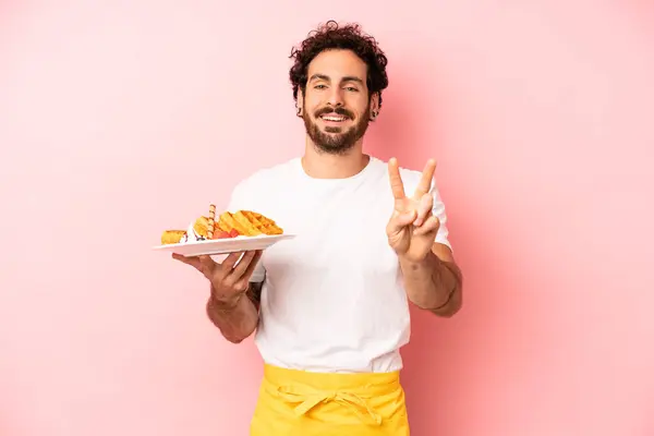 Çılgın Sakallı Adam Gülümsüyor Iki Numarayı Gösteriyor Waffle Konsepti — Stok fotoğraf