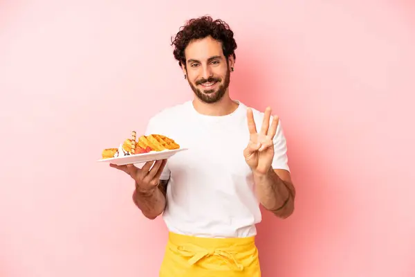 Çılgın Sakallı Adam Gülümsüyor Arkadaş Canlısı Görünüyor Numarayı Gösteriyor Waffle — Stok fotoğraf