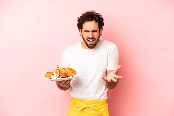 Çılgın Sakallı Adam Sinirli Sinirli Sinirli Görünüyor Waffle Konsepti — Stok fotoğraf