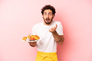 Çılgın sakallı adam umutsuz, sinirli ve stresli görünüyor. Waffle konsepti