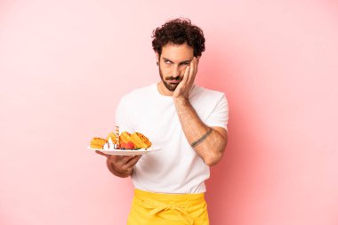 Çılgın sakallı adam bıkkın, yorgun ve uykulu hissediyor. Waffle konsepti