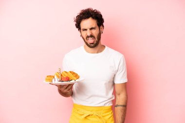 Çılgın sakallı adam iğreniyor, sinirleniyor ve dili dışarı çıkıyor. Waffle konsepti