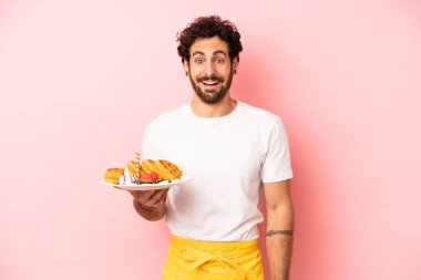 Çılgın sakallı adam mutlu ve hoş bir şekilde şaşırmış görünüyor. Waffle konsepti