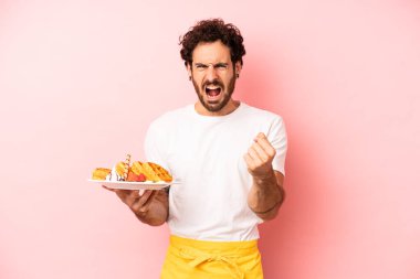 Çılgın sakallı adam sinirli bir ifadeyle agresif bir şekilde bağırıyor. Waffle konsepti
