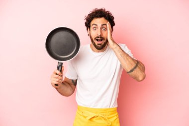 Çılgın sakallı adam mutlu, şaşkın ve şaşırmış görünüyor. ev aşçısı konsepti