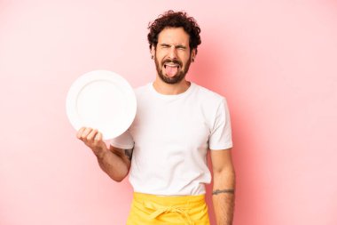 Çılgın sakallı, neşeli ve asi tavırlı, şaka yapan ve dilini dışarı çıkaran bir adam. Tabak taşıyan hizmetçi.