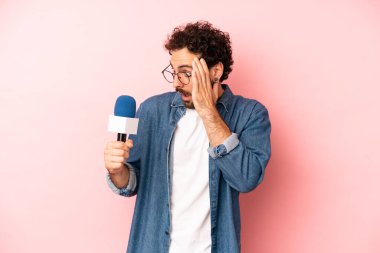 Çılgın sakallı adam mutlu, heyecanlı ve şaşırmış hissediyor. Bir mikrofon konseptine sahip sunucu