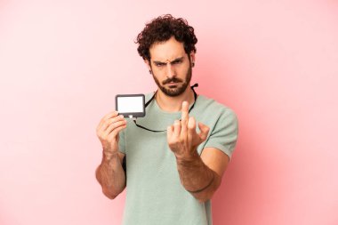 Çılgın sakallı adam kızgın, sinirli, asi ve agresif hissediyor. kimlik kartı konsepti