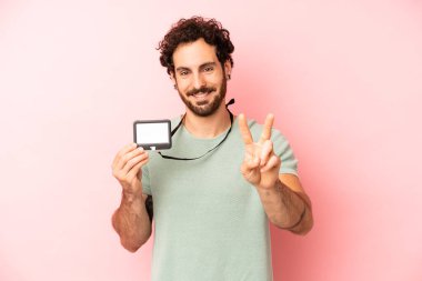 Çılgın sakallı adam gülümsüyor ve iki numarayı gösteriyor. kimlik kartı konsepti