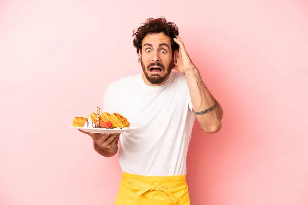 Çılgın Sakallı Adam Ellerini Havaya Kaldırarak Çığlık Atıyor Waffle Konsepti — Stok fotoğraf