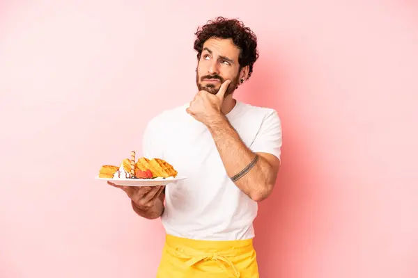 Çılgın Sakallı Adam Düşünüyor Kuşkulu Şaşkın Hissediyor Waffle Konsepti — Stok fotoğraf