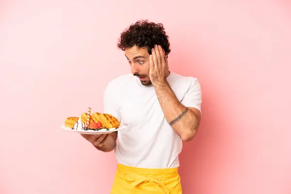 Çılgın Sakallı Adam Mutlu Heyecanlı Şaşırmış Hissediyor Waffle Konsepti — Stok fotoğraf