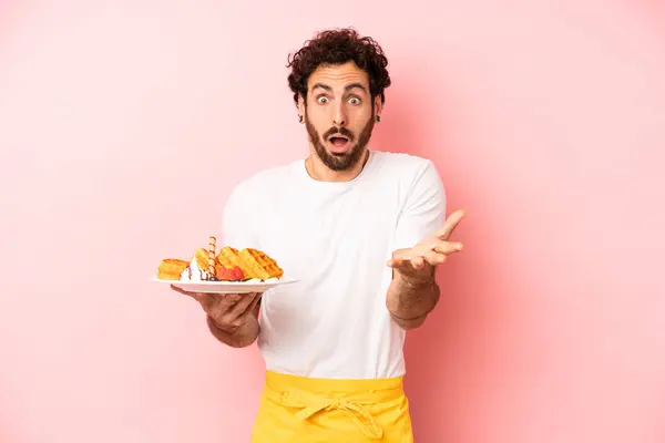 Çılgın Sakallı Adam Şok Olmuş Şaşırmış Hissediyor Waffle Konsepti — Stok fotoğraf