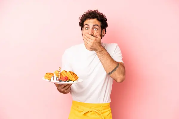 Fou Barbu Homme Couvrant Bouche Avec Les Mains Avec Choqué — Photo