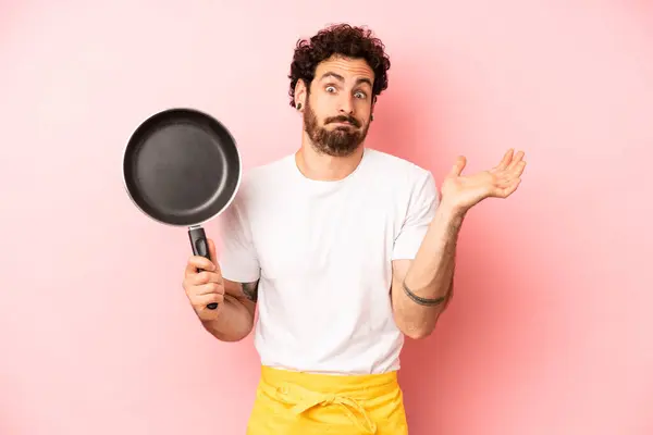 Homme Barbu Fou Sentant Perplexe Confus Douteux Concept Chef Maison — Photo